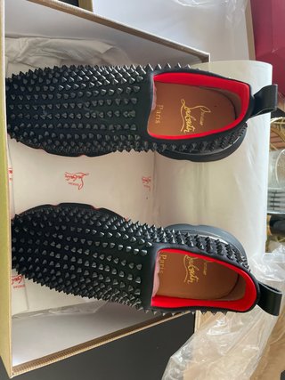 Zapatos de lujo negros y rojos con tachuelas