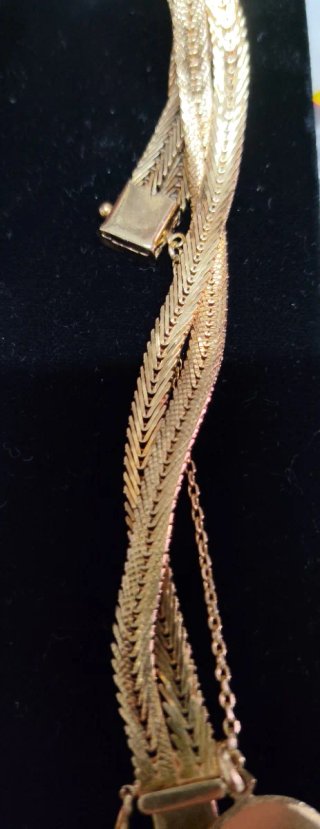 Pulsera de oro con chapa grabada