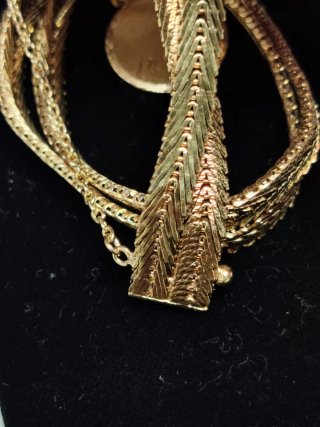 Pulsera de oro con chapa grabada