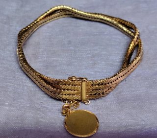Pulsera de oro con chapa grabada