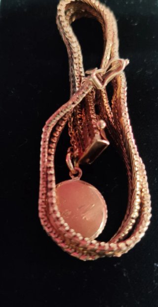 Pulsera de oro con chapa grabada
