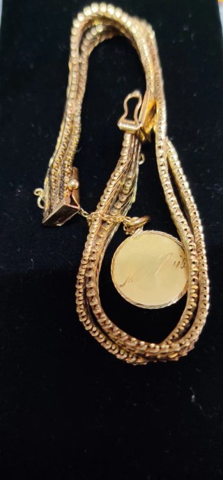 Pulsera de oro con chapa grabada