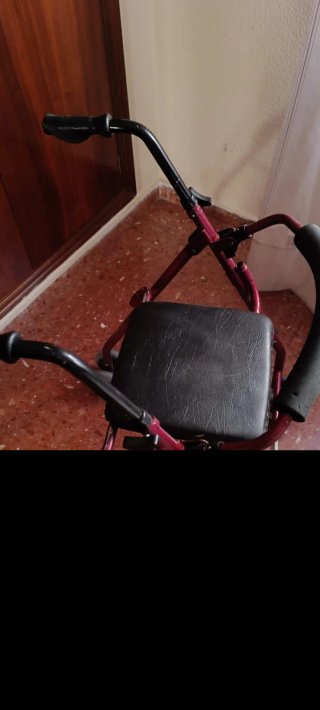 Cama articulada, silla de ruedas, andador y mesa