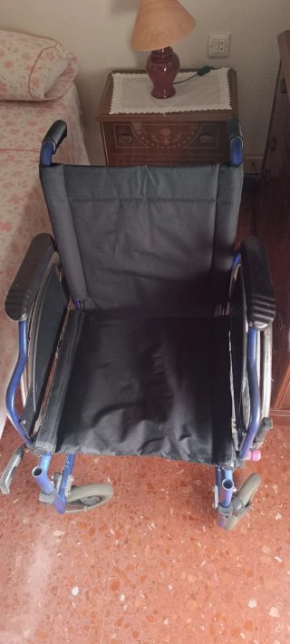 Cama articulada, silla de ruedas, andador y mesa