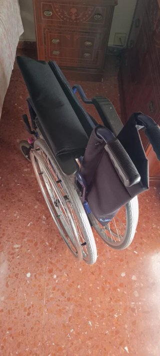 Cama articulada, silla de ruedas, andador y mesa