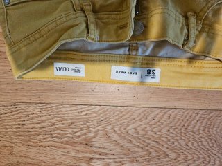 Pantalón amarillo ajustado elástico