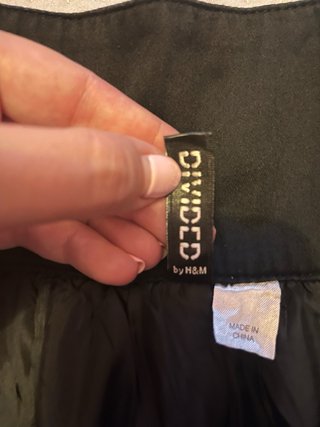 Falda mini negra cintura alta botones dorados