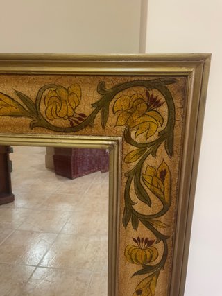 Espejo decorativo con diseño floral