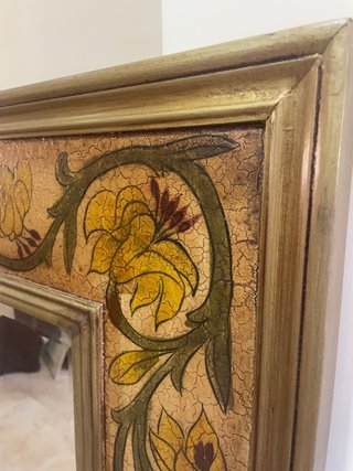 Espejo decorativo con diseño floral