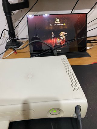 Xbox 360 con mando y juegos