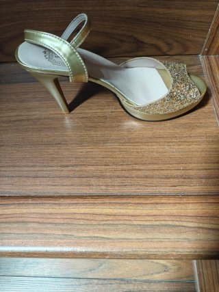 Sandalias doradas tacón alto