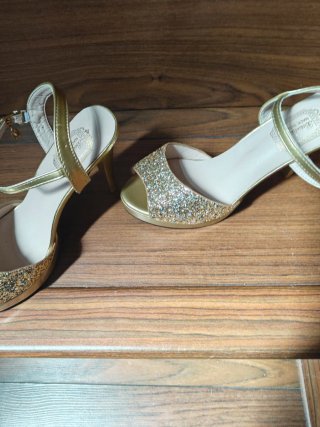 Sandalias doradas tacón alto