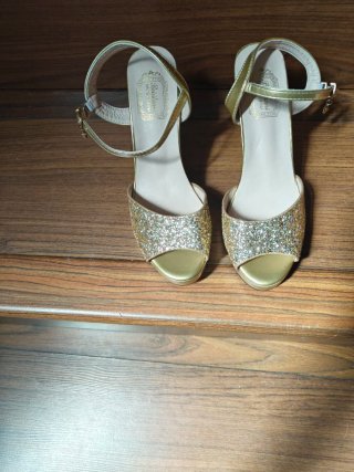 Sandalias doradas tacón alto