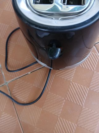Tostadora cromada y negra