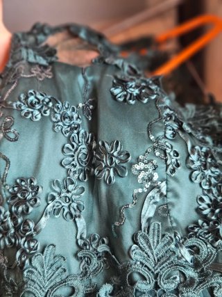 Vestido de fiesta verde con encaje