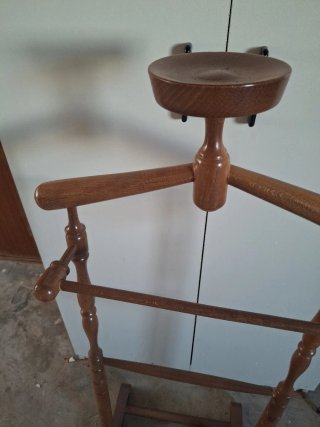 Perchero de pie de madera