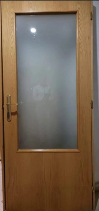 Puerta de madera con cristal