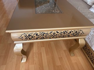 Mesa de centro árabe dorada con cristal