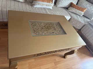 Mesa de centro árabe dorada con cristal
