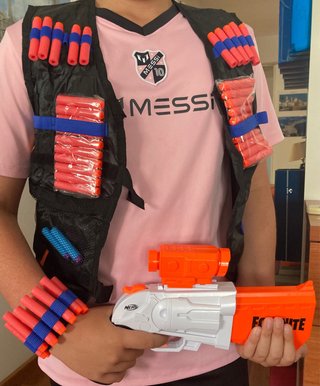 Chaleco, pistola, muñequera y cuello Fortnite