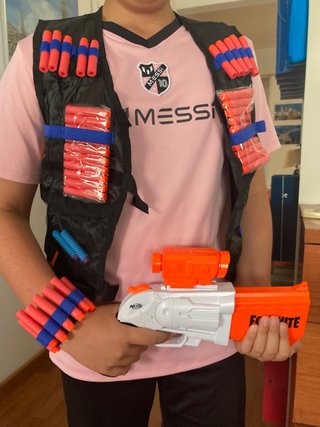 Chaleco, pistola, muñequera y cuello Fortnite