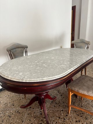 Mesa de comedor ovalada de mármol