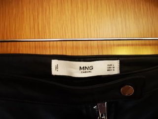 Minifalda de cuero negra, mango