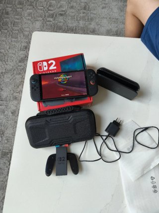 Nintendo Switch Negra + Mario Kart world con funda