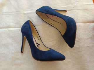 Zapatos de tacón azul marino