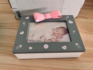 Caja- marco de fotos bebé con lazo rosa