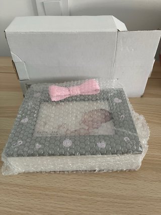 Caja- marco de fotos bebé con lazo rosa