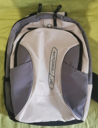 Mochila Reebok gris y beige
