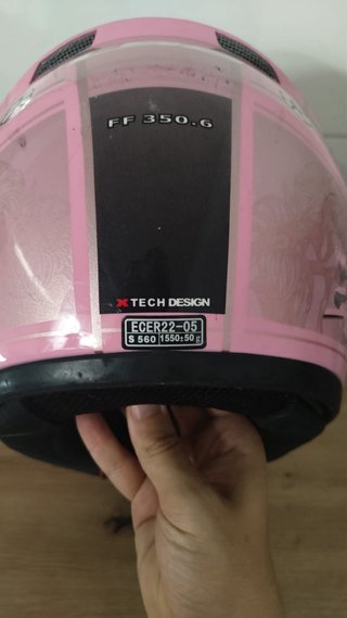 Casco de moto rosa con flores