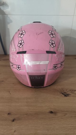 Casco de moto rosa con flores
