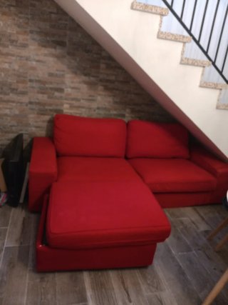 Sofá modular rojo de tela.