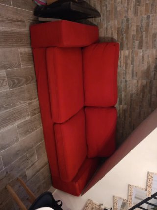 Sofá modular rojo de tela.