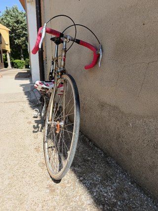Bicicleta de carretera dorada