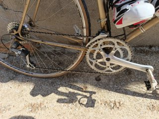 Bicicleta de carretera dorada