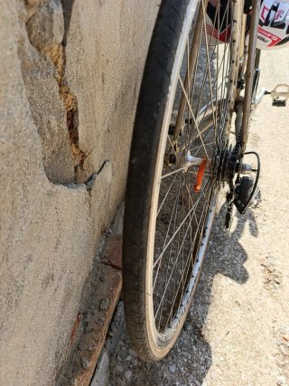 Bicicleta de carretera dorada