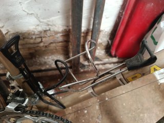 Bicicleta de carretera dorada