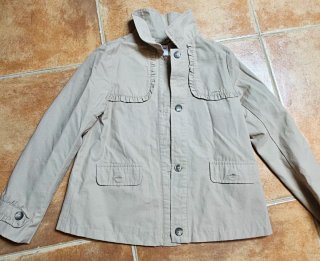 Parka niña beige con volantes y chubasquero