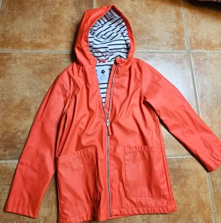Parka niña beige con volantes y chubasquero