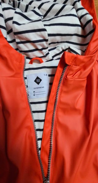 Parka niña beige con volantes y chubasquero
