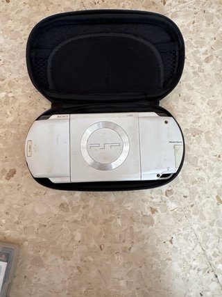 PSP 3000 Blanca + 4 juegos