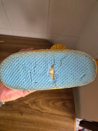 Estatuilla niño montado en perro con cesta