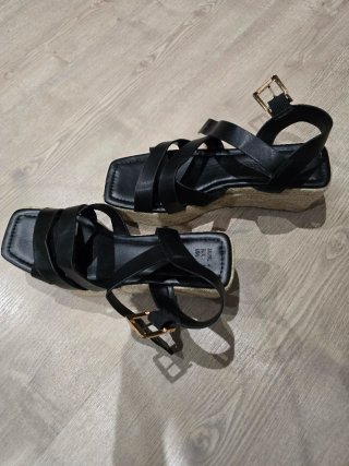 Sandalias negras con tiras y hebilla