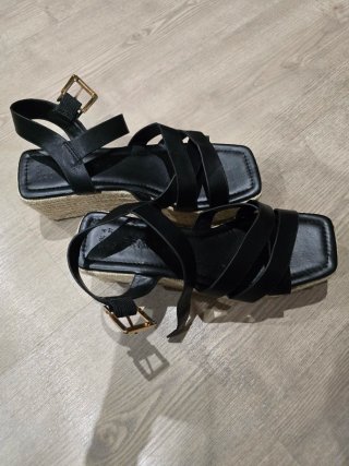 Sandalias negras con tiras y hebilla