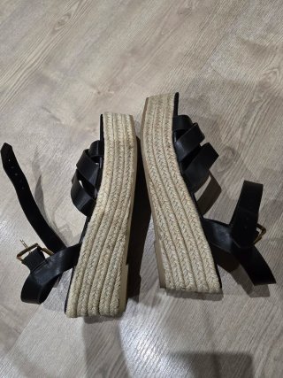 Sandalias negras con tiras y hebilla