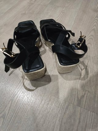 Sandalias negras con tiras y hebilla