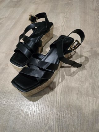 Sandalias negras con tiras y hebilla